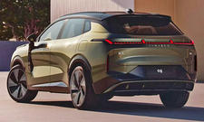 Der Lynk & Co 08 (2025) steht vor einer Hauswand, Ansicht von hinten links.