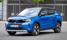 Der Opel Frontera (2024) stehend von schräg vorne fotografiert.