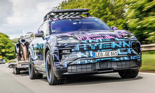 Der Porsche Cayenne Electric (2026) fahrend von schräg vorne.