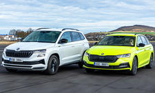 Skoda Karoq (2024) & Skoda Octavia (2024) fahrend, Ansicht von vorne