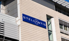 An der Fassade des Stammwerks Rüsselsheim hängt ein Schild des Stellantis-Konzerns.