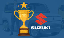 Eine Grafik von einem Pokal sowie dem Suzuki-Logo, im Hintergrund ist ein Suzuki-Fahrzeug.