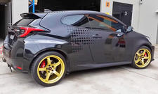 Der Toyota GR Yaris von Powertune Australia statisch von schräg hinten fotografiert.