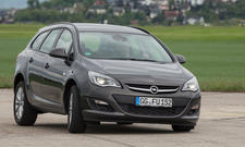 Bilder Opel Astra Sports Tourer 1.7 CDTI ecoFLEX 2013 Kompaktklasse Kombi Test Slalom
