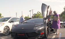 Zwei Omas fahren Lamborghini Murciélago Liberty Walk 