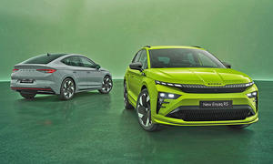 Skoda Enyaq RS (2025) von vorne und Skoda Enyaq Coupé RS (2025) von hinten im Studio fotografiert.