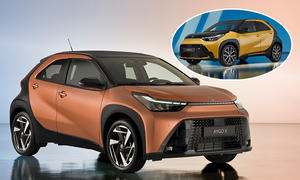 Toyota Aygo X (2025) steht im Studio, Ansicht von vorne rechts. Oben rechts eingeklinkt der Toyota Aygo X GR Sport (2025), Ansicht von vorne links.