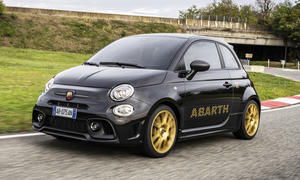 Frontansicht des Abarth 695 75° Anniversario (2024) während der Fahrt