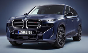 BMW XM Label (2025) im Studio vor blauem Hintergrund von vorne links.
