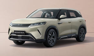 BYD Atto 2 (2025) vor einfarbigem Studiohintergrund, Ansicht von schräg vorne links.