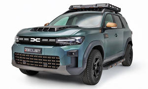 Der Dacia Bigster Redust Offroad (2025) vor weißem Hintergrund, Ansicht von vorne links.