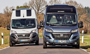  La Strada Avanti EBF/Hymer Yellowstone Frontalansicht beider Camper fahrend auf asphaltierter Straße