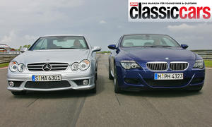 Mercedes CLK 63 AMG und BMW M6 nebeneinander auf der Rennstrecke, Ansicht von vorne.