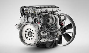 Der Scania Super 11-Motor vor weißem Hintergrund.