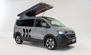 Das Bild zeigt den Vanexxt Caravelle Campervan (2025) statisch von schräg vorne rechts.