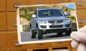 VW Touareg V8 (2007); Person hält Foto von Auto in der Hand