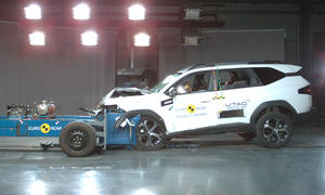 Der Dacia Bigster fährt bei einem Crashtest front in eine Barriere.