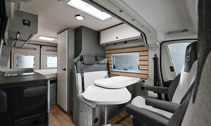 Ansicht der Sitzgruppe im Crosscamp ADVTR (2025) auf Peugeot Boxer-Basis