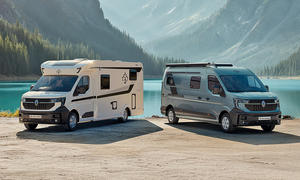  Zwei neue AhornCamp Wohnmobile auf Renault-Basis stehen an einem See im Gebirge.
