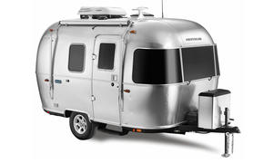 Die Studiaufnahme zeigt den Airstream Bambi (2025) von schräg vorne.