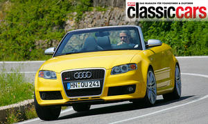 Das Audi RS 4 Cabriolet fahrend von schräg vorne fotografiert. 
