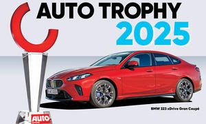 Auto Trophy 2025: Das Symbolbild zeigt die Trophäe sowie den Hauptgewinn, ein BMW 2er Gran Coupé.