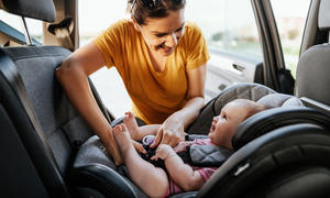 Eine Babyschale im Auto ist unentbehrlich, wenn man sein Kind sicher transportieren möchte.