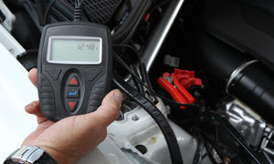 Ein angeklemmter Batterietester von oben fotografiert. 