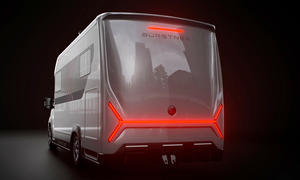 Das Rendering-Bild zeigt den Bürstner Signature SFT (2026) und die Lichtsignatur am Heck von schräg hinten.