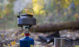 Campingkocher erleichtern im Camping-Urlaub die Essenszubereitung.