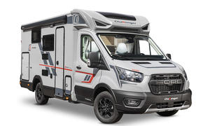 Die Studioaufnahme zeigt den Challenger S 215 (2025) von schräg vorne.