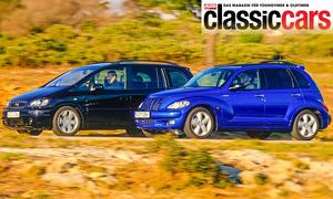 Der Opel Zafira A OPC/Chrysler PT Cruiser GT 2.4 Turbo fahrend von der Seite fotografiert.