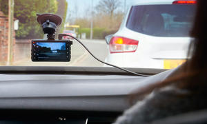 Dashcam befestigt an der Windschutzscheibe eines Autos