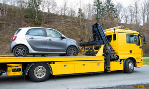 E-Auto abschleppen: Symbolbild zeigt Smart Forfour EQ auf einem Abschleppwagen.