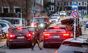 Um die Verkehrssituation zu entschärfen, dürfen Kommunen in Nordrhein-Westfalen Straßen in Schulnähe künftig zeitweise für Fahrzeuge sperren. 