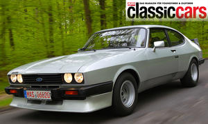 Der Ford Capri Werksturbo fahrend von schräg vorne fotografiert.