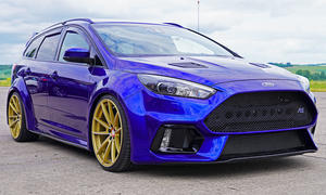 Der Ford Focus RS Turnier stehend von schräg vorne