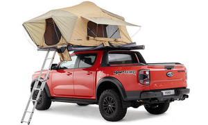 Das Studiofoto zeig einen Ford Ranger Raptor mit Dachzelt von schräg hinten.