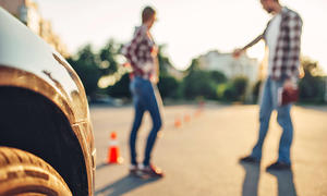 Im Auto zur Fahrschule