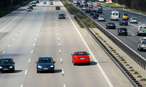 Wer im Radio eine Warnmeldung zu einem Falschfahrenden hört und sich in der Nähe der genannten Straßen befindet, sollte rechts fahren und nicht überholen. 