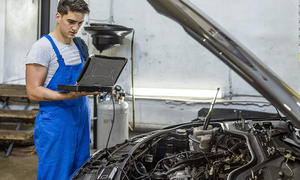 Das Auslesen eines Fehlerspeichers in der Werkstatt ist nicht teuer. Meist werden ab 30 Euro oder ein Festpreis aufgerufen. 