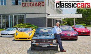 Giorgetto Giugiaro posiert stehend mit BMW Nazca C2, Lamborghini Calà, VW Golf GTI, Bugatti EB 112 und Ferrari GG50.