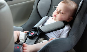 Gurtpolster gibt es nicht nur für Kindersitze – auch Erwachsene können damit den Sicherheitsgurt bequemer machen.