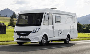 Das Bild zeigt den Hymer Exsis-i 474 (2024) fahrend von schräg vorne links fotografiert.