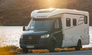 Die Außenaufnahme zeigt den Hymer Tramp S 585 (2025) von schräg vorne in der Abendsonne.