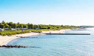 Wohnmobiel auf eine Campingplatz in Fehmarn mit Blick auf die Ostsee