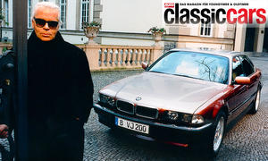 Karl Lagerfeld stehend vor seinem BMW 750iL (E38) fotografiert.