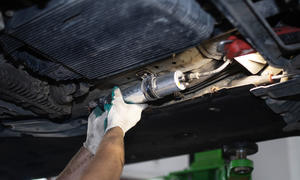 Mechaniker wechselt einen Kraftstofffilter