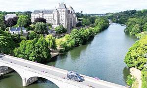 Der La Strada Regent E aus der Vogelperspetive beim Überqueren der Loire auf einer Brücke. Im Hintergrund ist ein Schloss zu sehen.