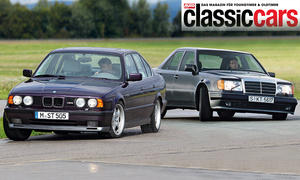 Der BMW M5/Mercedes 500 E fahrend von schräg vorne fotografiert. 